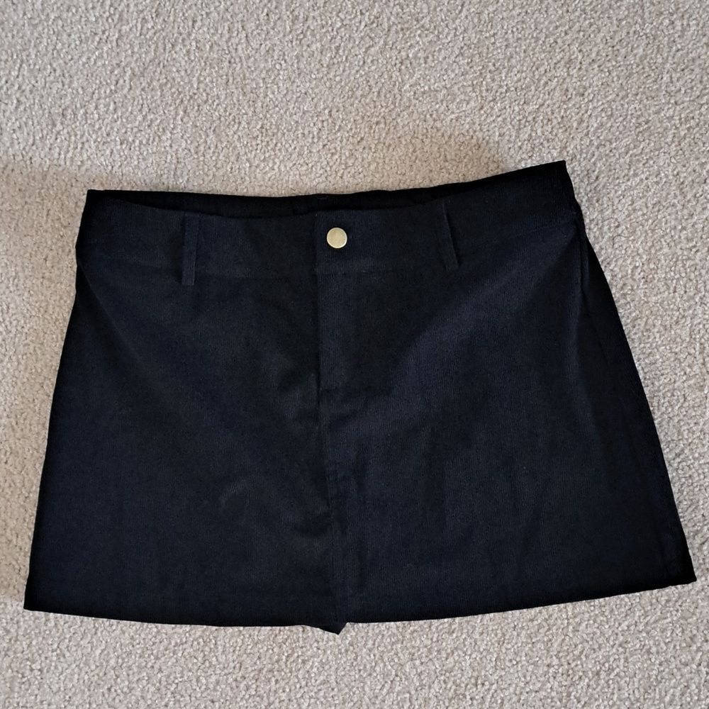 MEDIUM. HALARA LOW RISE BUTTON / ZIPPER 2 IN 1 CORDUROY SKORT - Picture 4 of 8